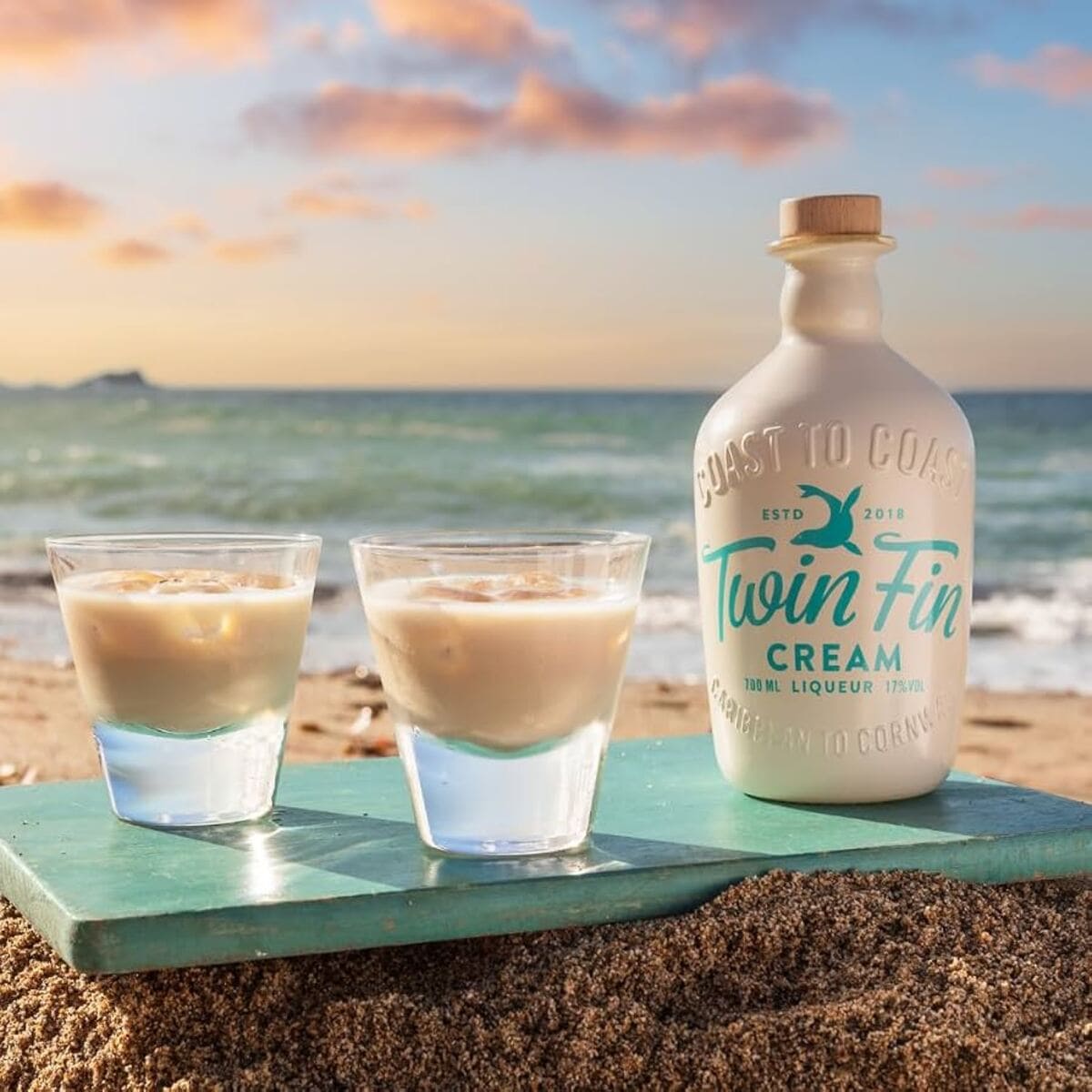 Thưởng thức rượu sữa Cream Liqueur với đá