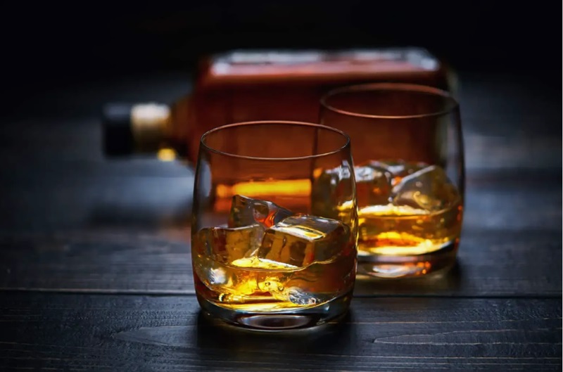 Thưởng thức whisky khói