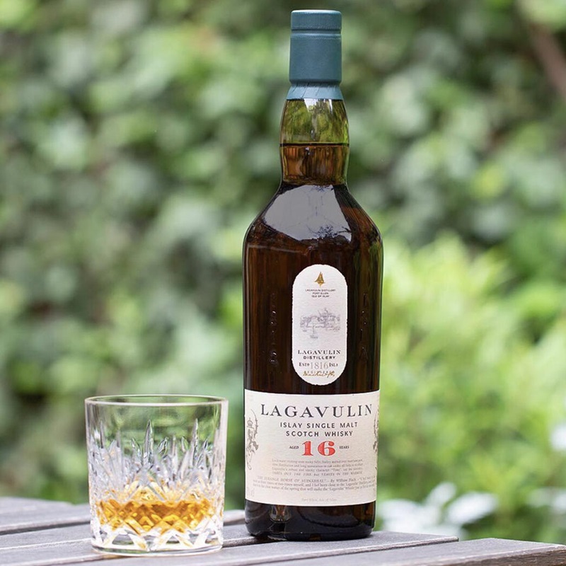 Rượu Whisky Khói Lagavulin 16