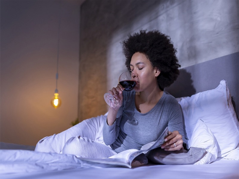 Nên uống rượu vang trước khi ngủ hay không? Lợi ích bất ngờ