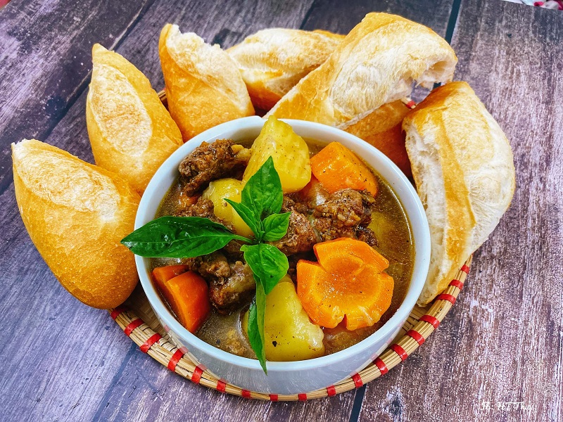 Cách làm bò sốt rượu vang với bánh mì