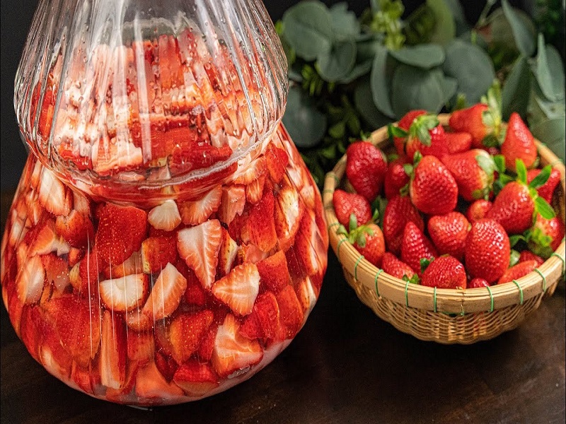 cách ngâm rượu dâu tây