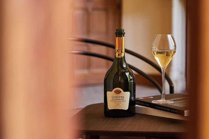 Champagne khai tiệc Taittinger 