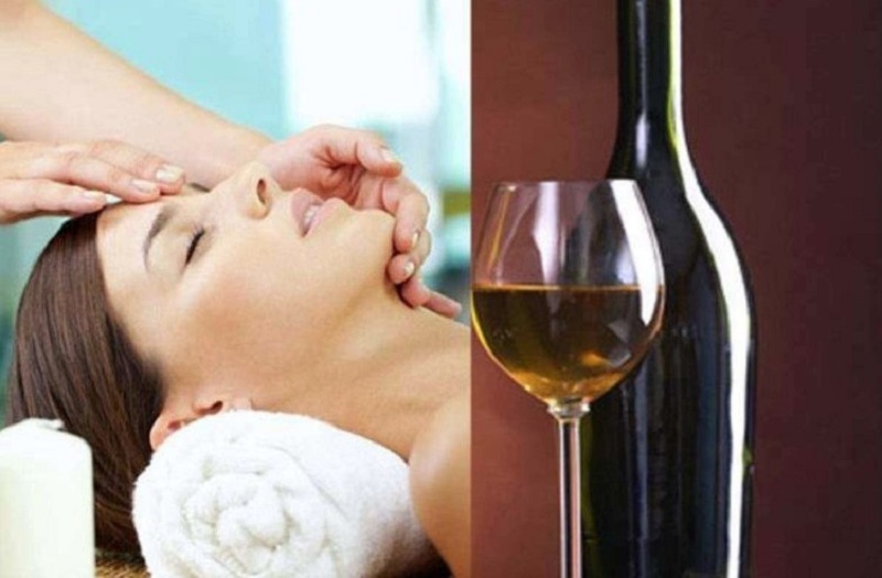Massage trị mụn với rượu vang