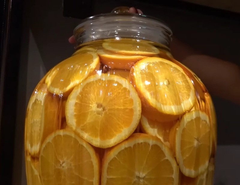 Ngâm rượu cam trong bình