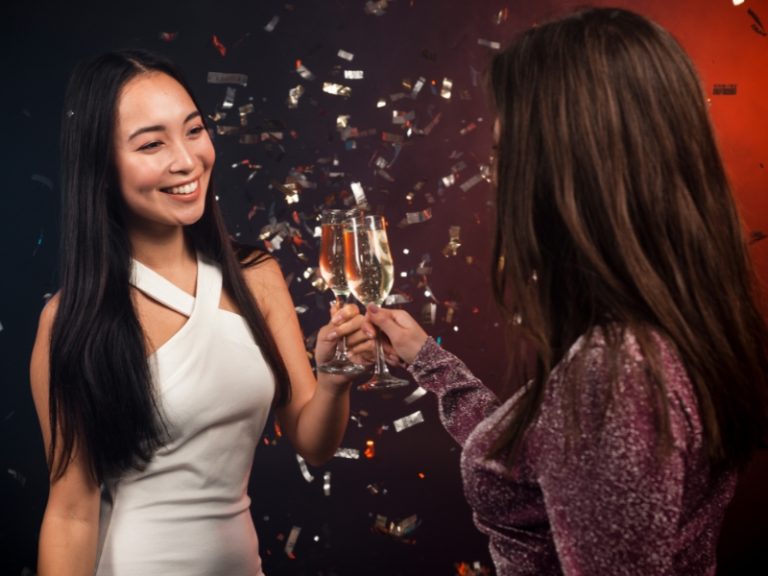 rượu champagne khai tiệc