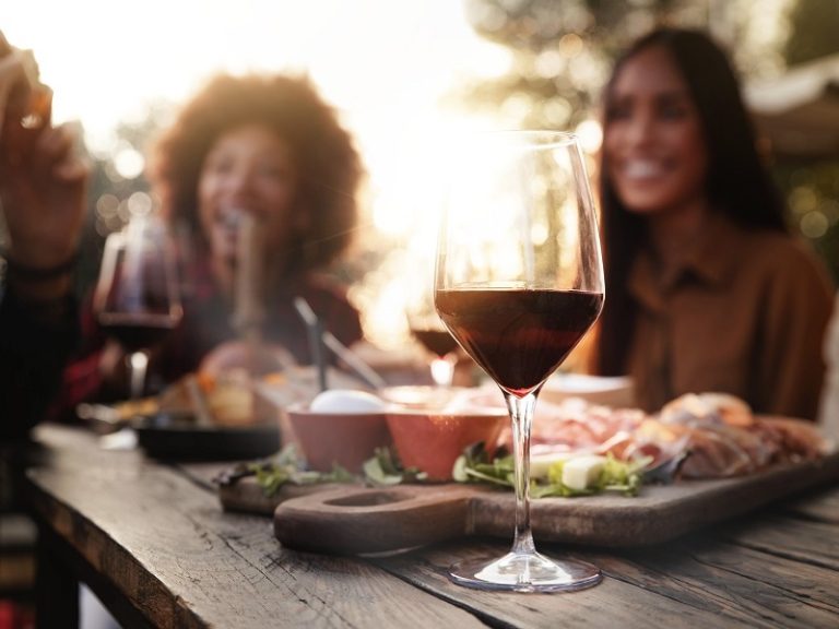 Uống rượu vang có say không