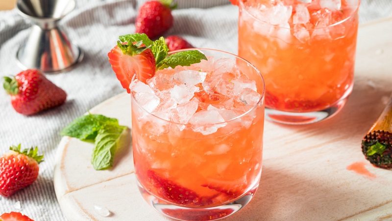cocktail strawberry gin smash