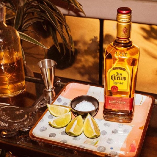 Thưởng thức rượu Jose Cuervo Tequila Gold