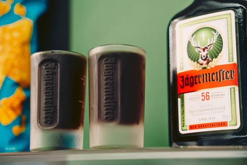 rót rượu ra từng shot jager bomb