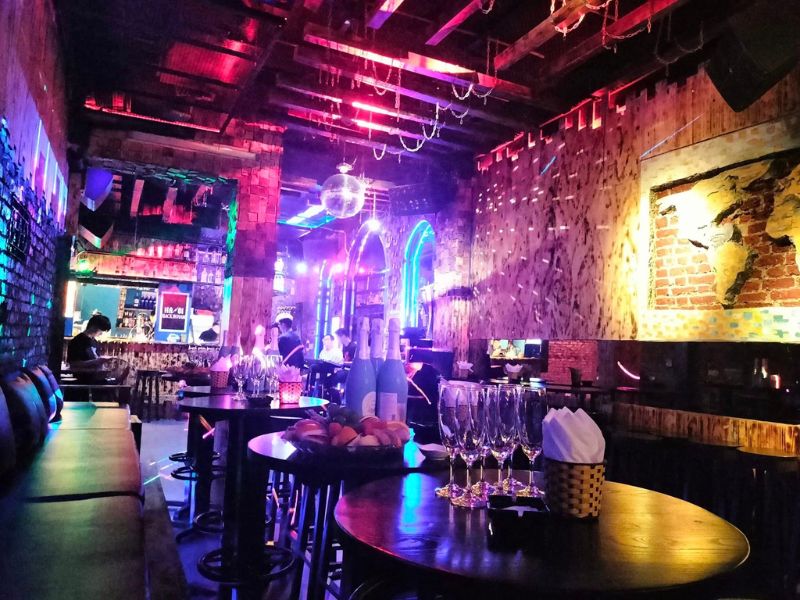 bầu không khí ở Hanoi Blues Cocktail bar hà nội