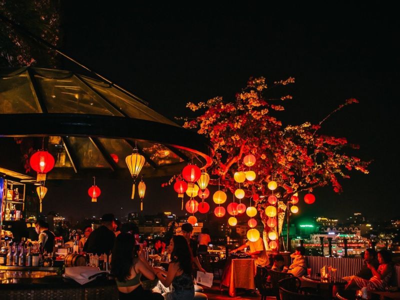 bầu không khí ở Terraço Sky cocktail bar hà nội