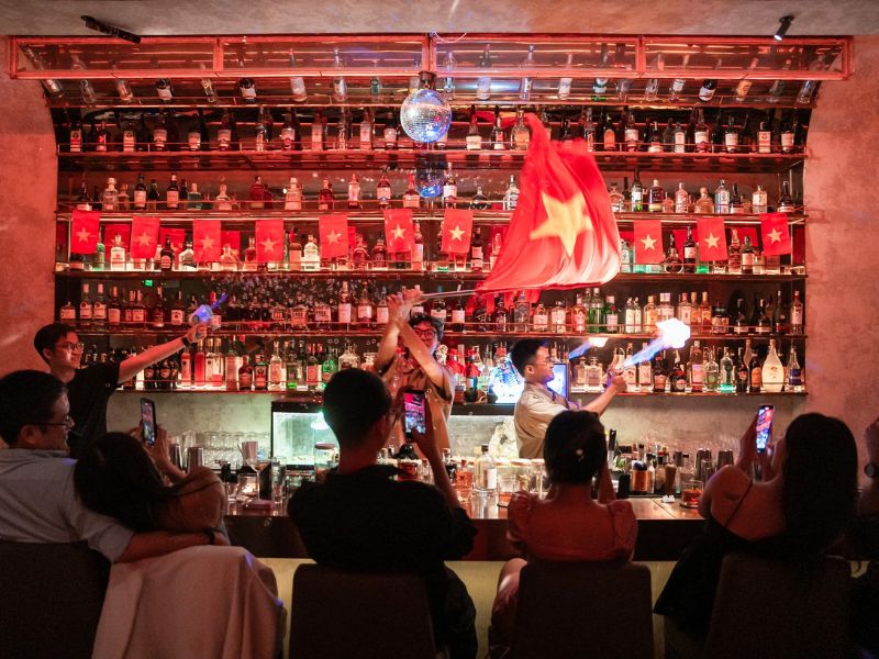 sự gần gũi tại SW:IP Speakeasy cocktail bar hà nội