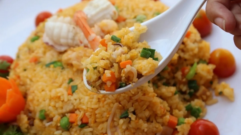 noel ăn cơm chiên hải sản