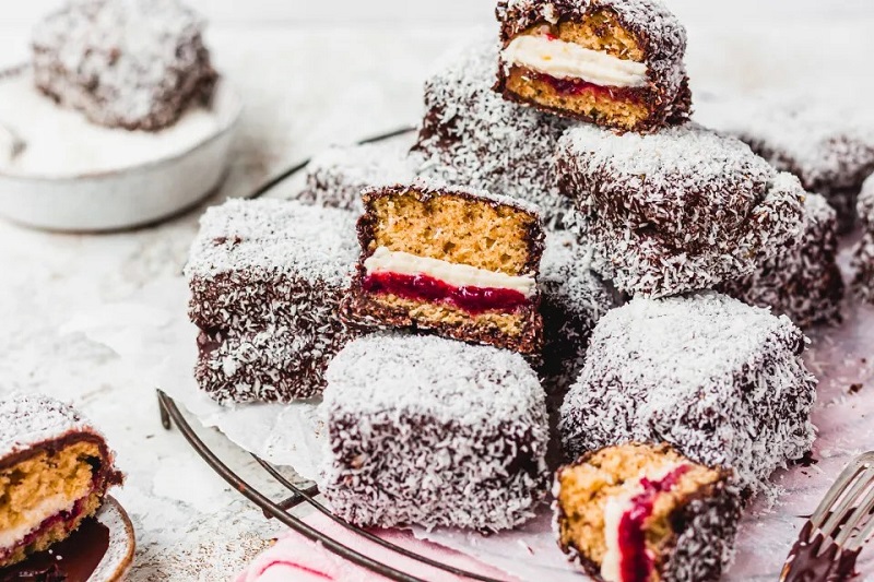 Ăn bánh Lamington dịp giáng sinh