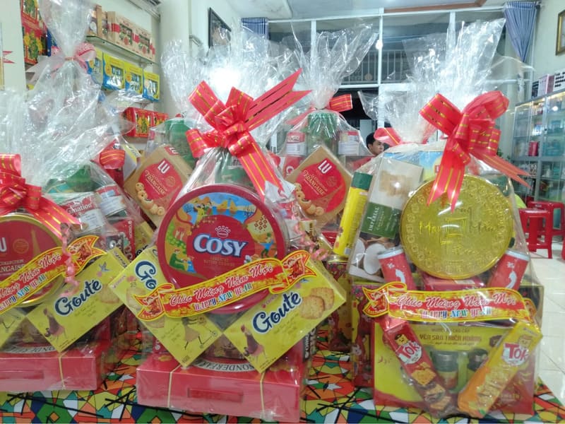 Cách gói quà Tết với giấy kiếng