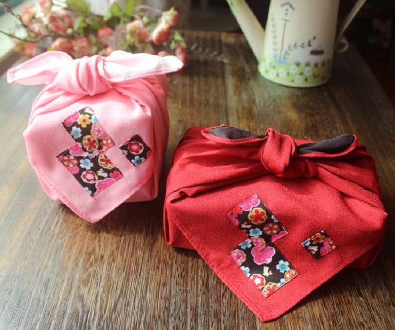 Dùng khăn gói quà Tết