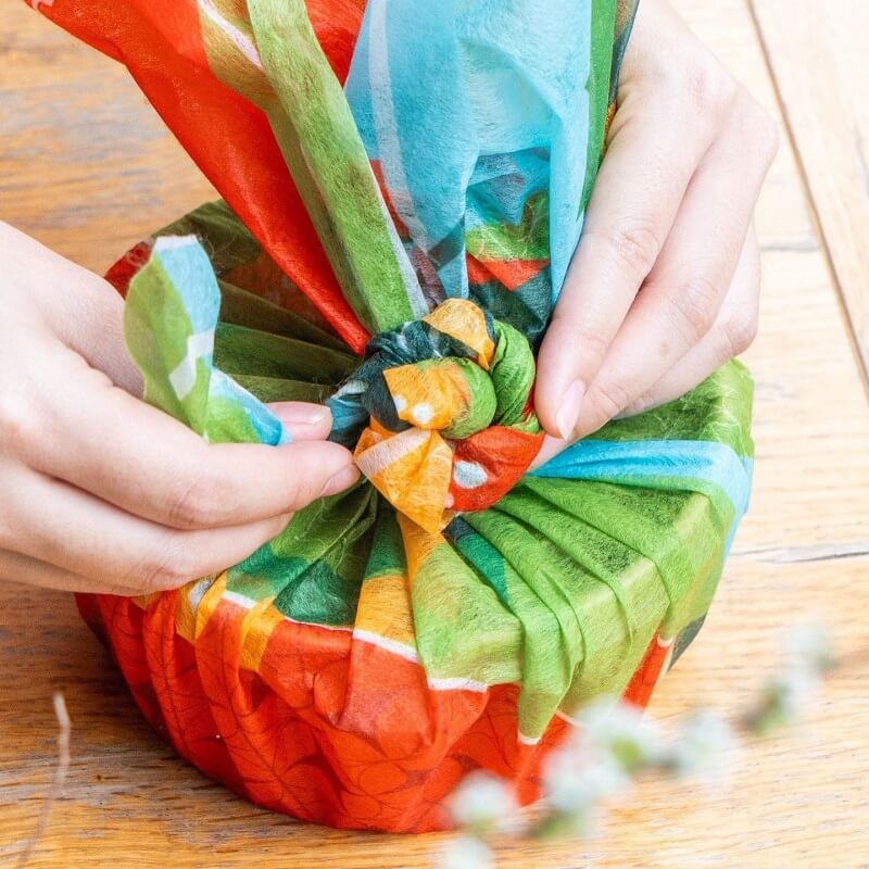 Mẫu gói quà Tết bằng khăn