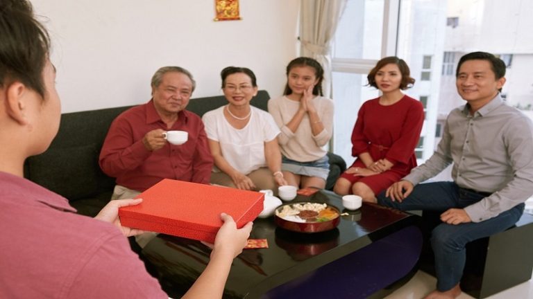 nên biếu quà tết vào ngày nào