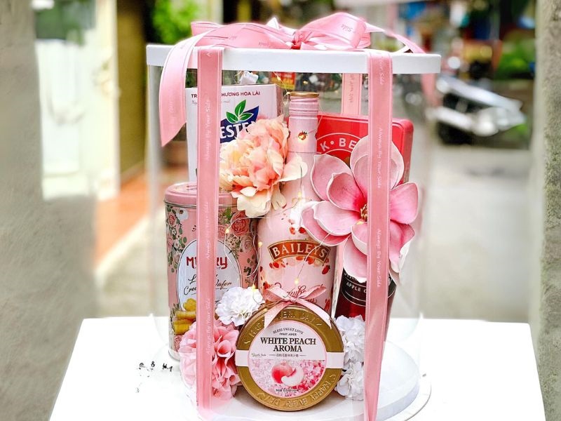 Giỏ quà Tết tone hồng có rượu sữa Baileys