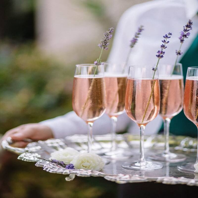 Khái niệm Welcome drink là gì