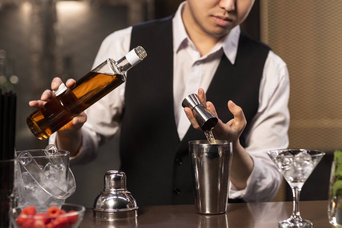 Phân biệt Sommelier và Bartender