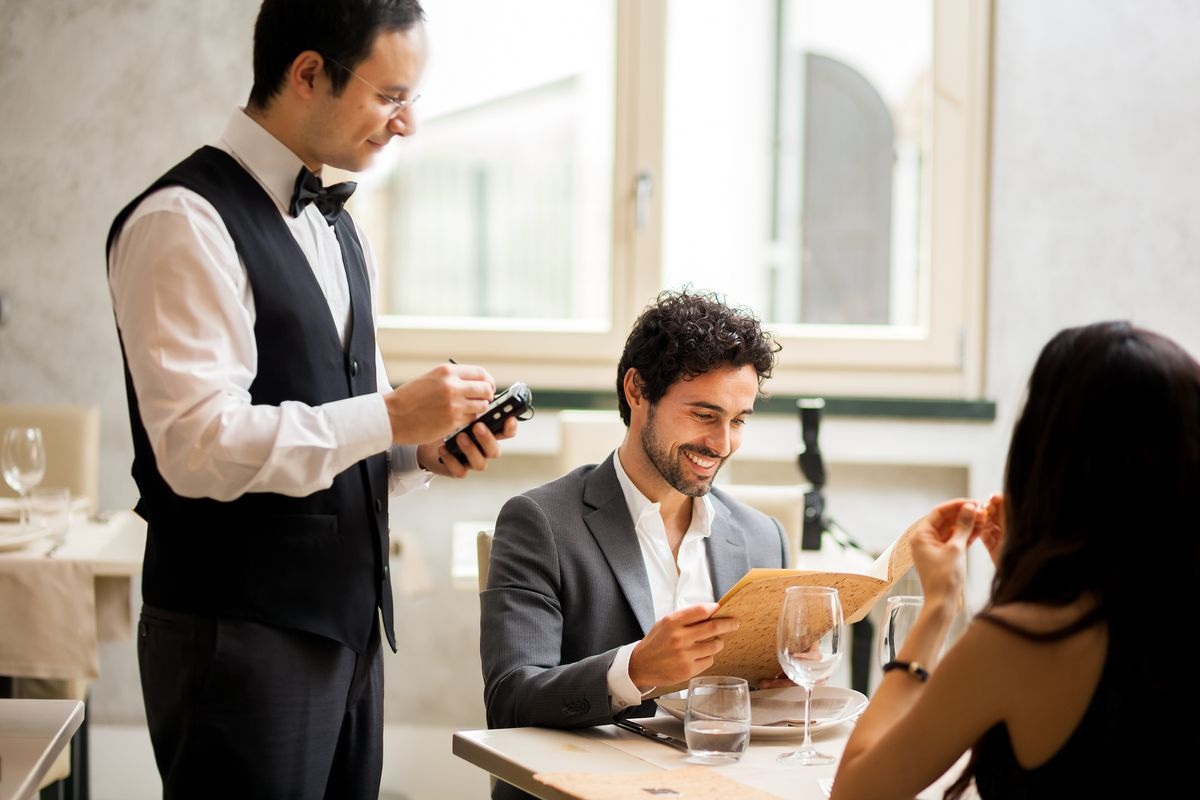 Phân biệt Sommelier và nhân viên phục vụ