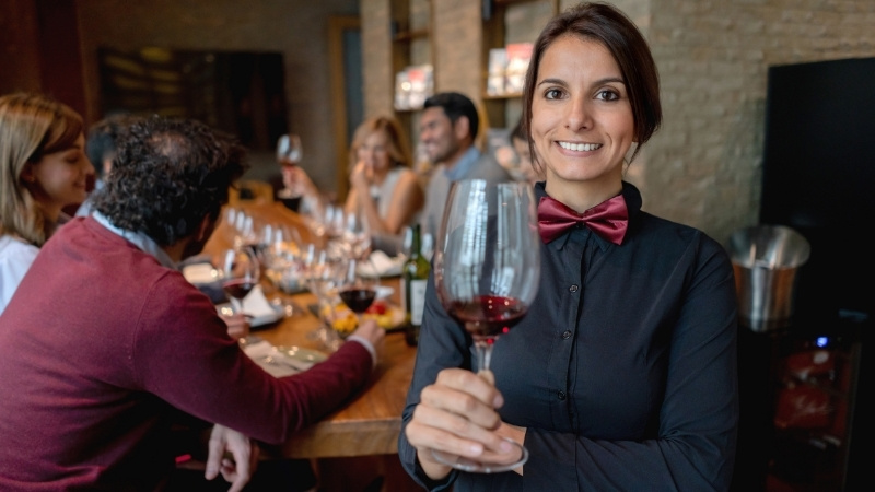Sommelier giữ vai trò then chốt trong trải nghiệm ẩm thực cao cấp