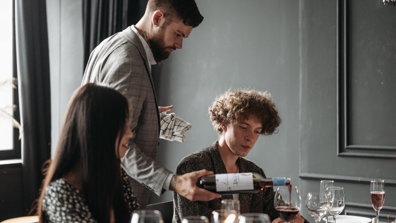 Sommelier tư vấn rượu vang và kết hợp món ăn