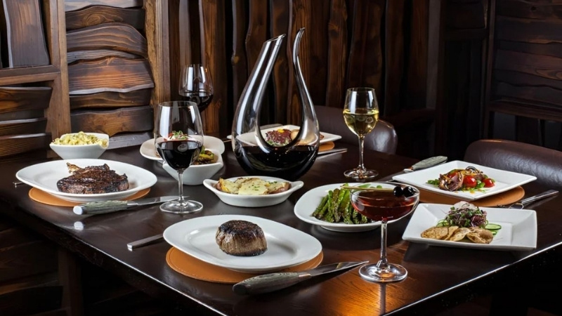 Sommelier phục vụ rượu vang trong nhà hàng Fine Dining