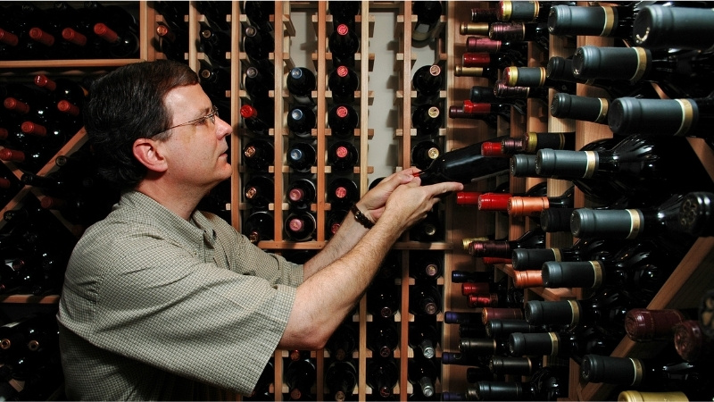 Sommelier quản lý toàn bộ danh mục rượu và hầm rượu