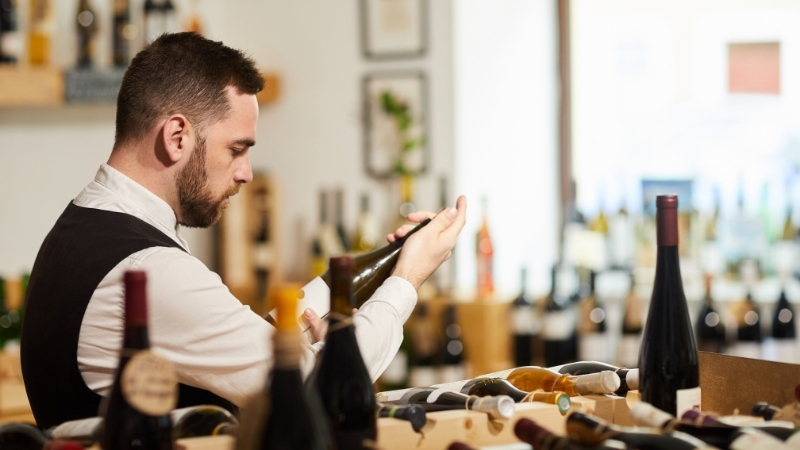 Sommelier có kiến thức chuyên sâu về rượu vang và ẩm thực