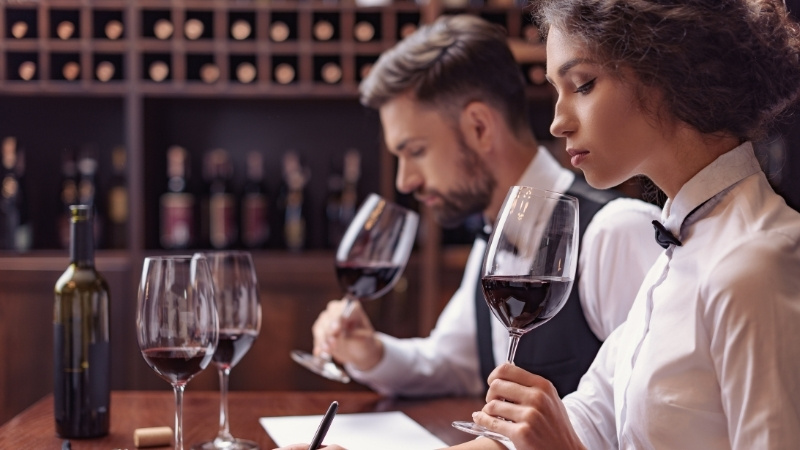 Sommelier sử dụng kỹ năng cảm quan đánh giá rượu vang