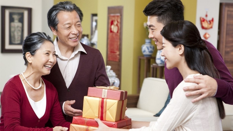 Cách nói khi biếu quà cho bố mẹ người yêu