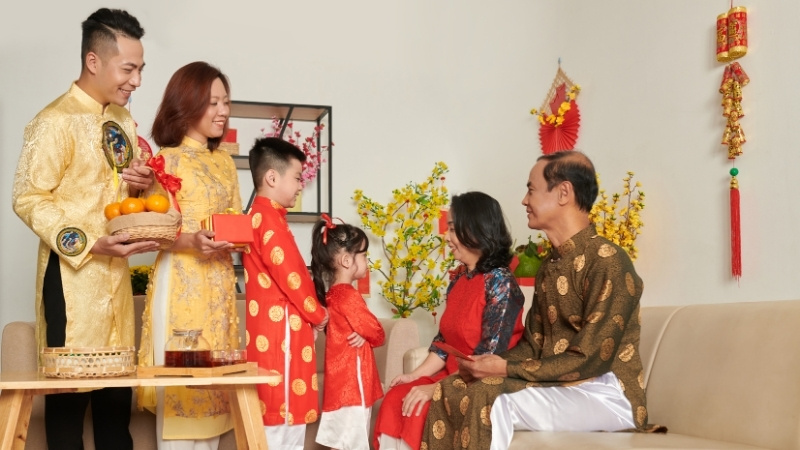 Tại sao nên tặng quà Tết bố mẹ vợ