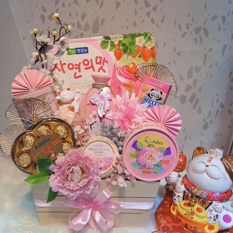 Giỏ quà Tết màu hồng tặng bạn bè