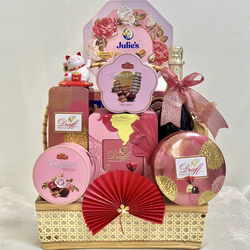 Giỏ quà Tết bánh kẹo màu hồng ngọt ngào