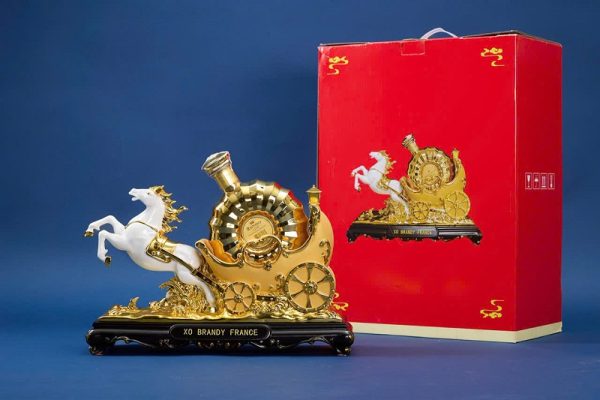 ke-ngua-keo-xe-vang-xo-brandy-france-2 Kệ Ngựa Kéo Xe Vàng XO Brandy France