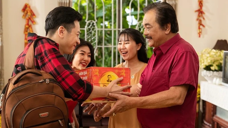 Trao quà Tết cho bố mẹ người yêu