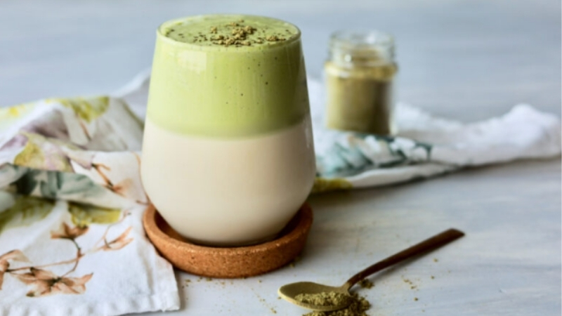 Thức uống giáng sinh với matcha latte