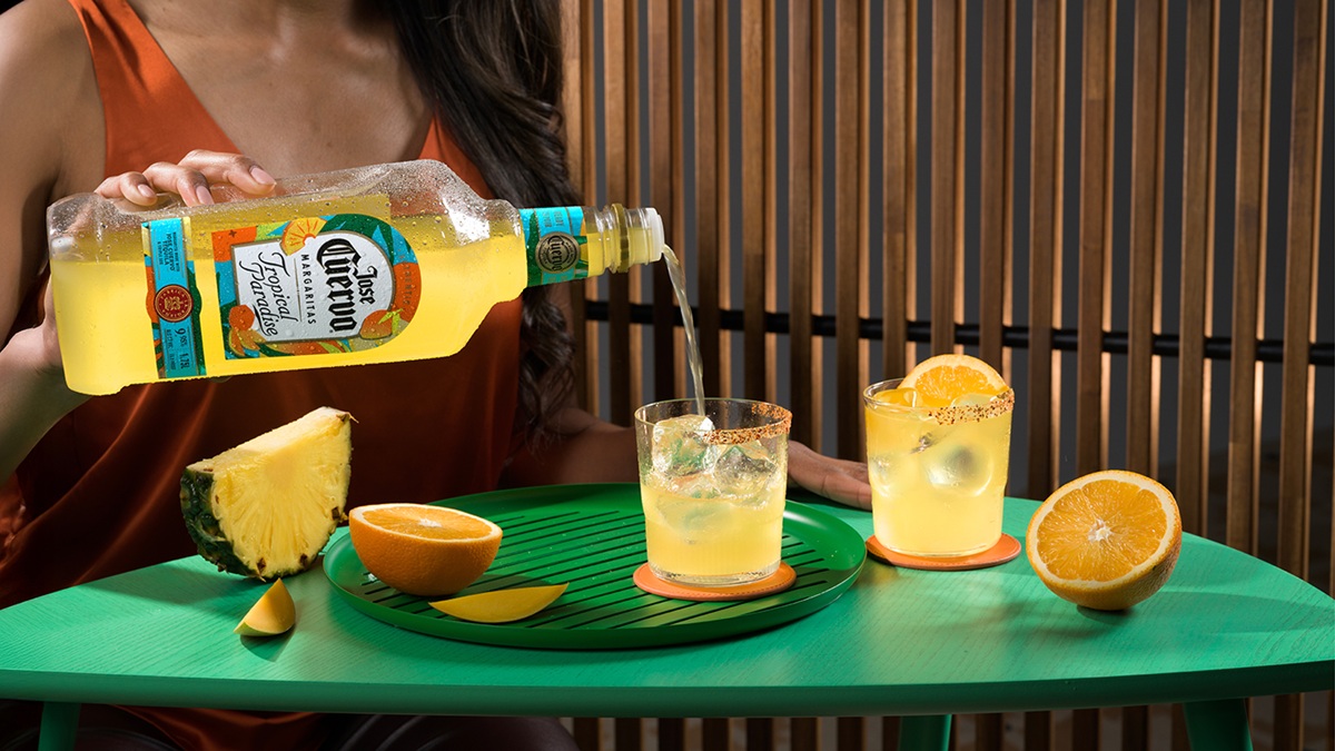 Uống rượu Jose Cuervo  tequila