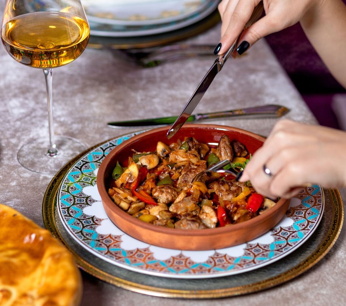 Bò sốt kem nấm nên uống vang gì