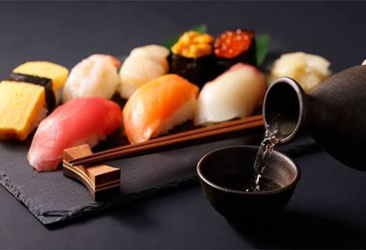 Uống rượu sake với sashimi