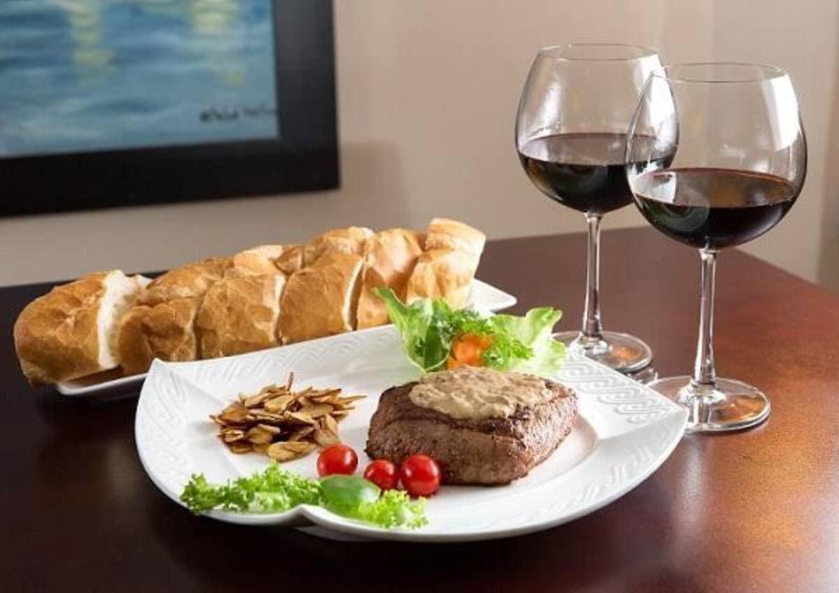 ăn thịt bò uống rượu vang đỏ