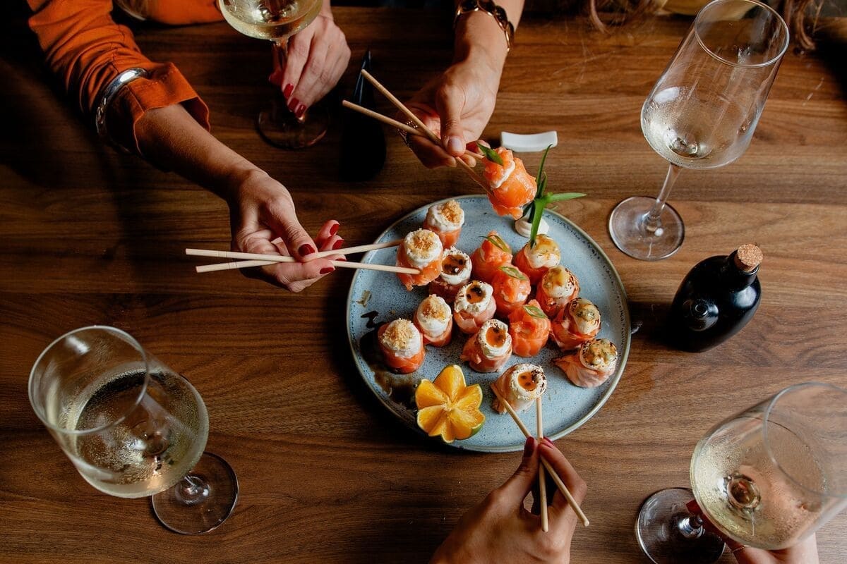 Uống vang trắng với sashimi