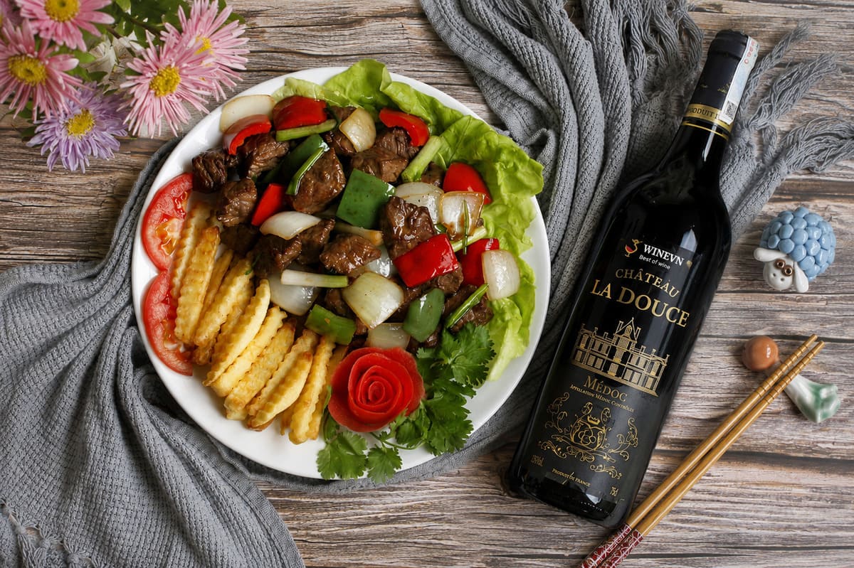 Bò lúc lắc uống vang gì